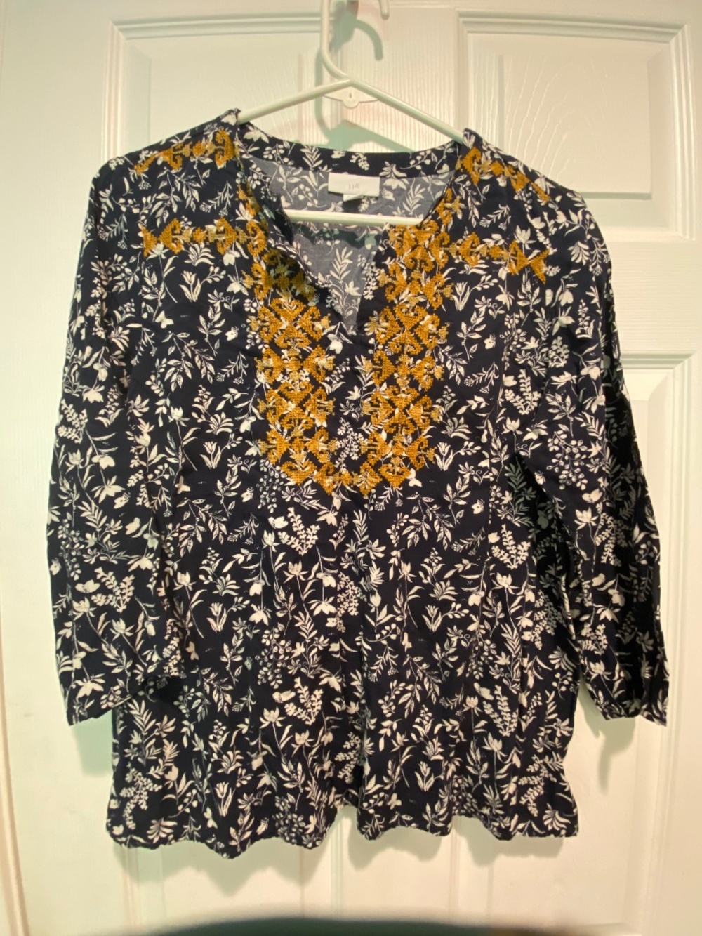 J. Jill Petite S Navy Blue & White 3/4 Sleeve Floral Top Gold Embroidery